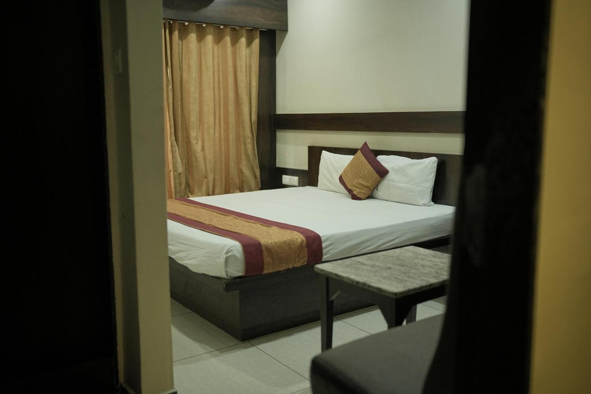 Atharva Hotel Kalaburagi Buitenkant foto
