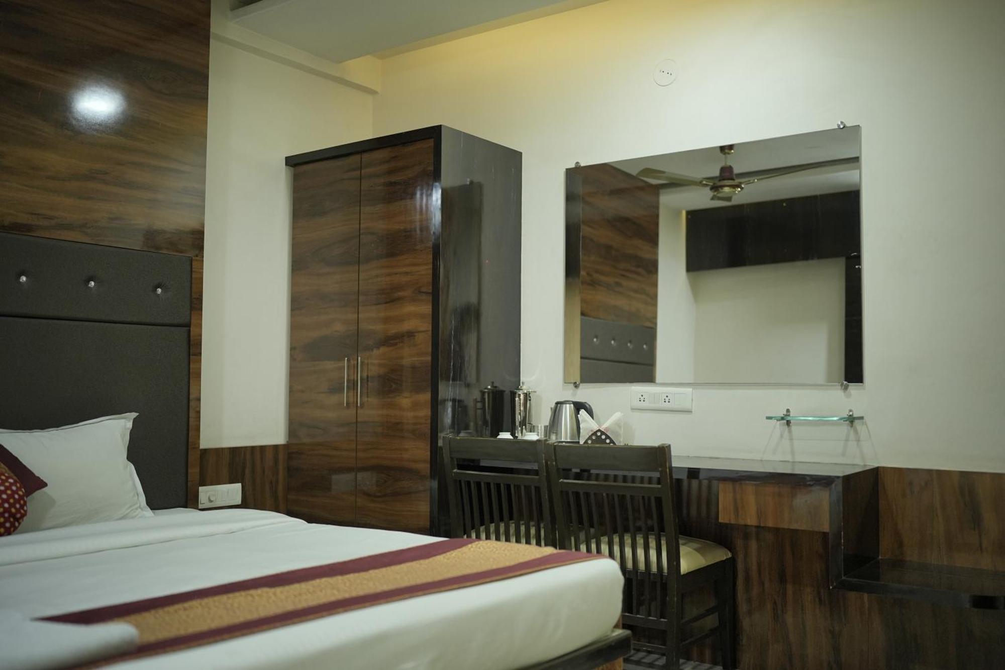 Atharva Hotel Kalaburagi Buitenkant foto